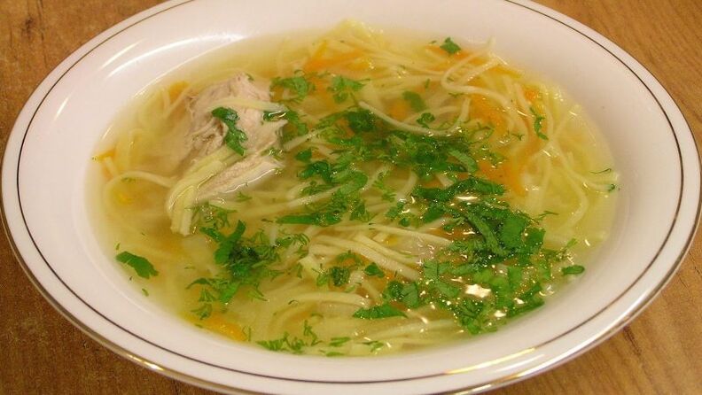 Sopa de polo con fideos para a gastrite