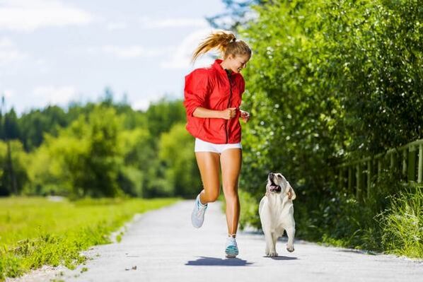 É recomendable comezar unha serie de exercicios para adelgazar facendo trote no parque. 