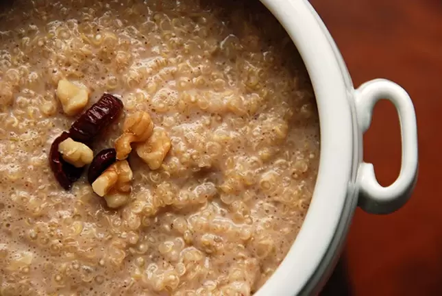 Se segues o día de grans da dieta de 6 pétalos, podes engadir algunhas noces ao mingau. 